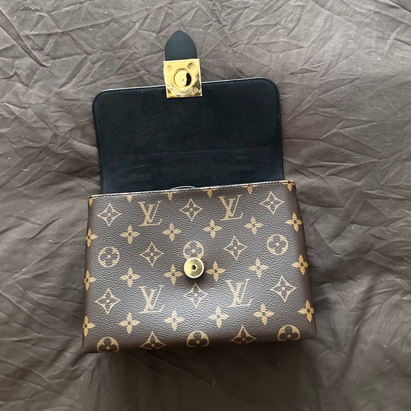 Louis Vuitton Monogram Locky BB - Picture 6 of 9